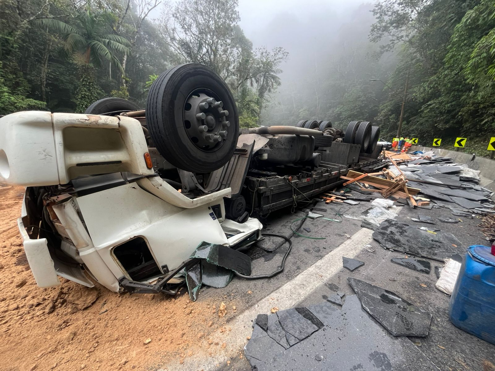 Caminhão tomba na descida da serra da Rodovia dos Tamoios, em Caraguatatuba