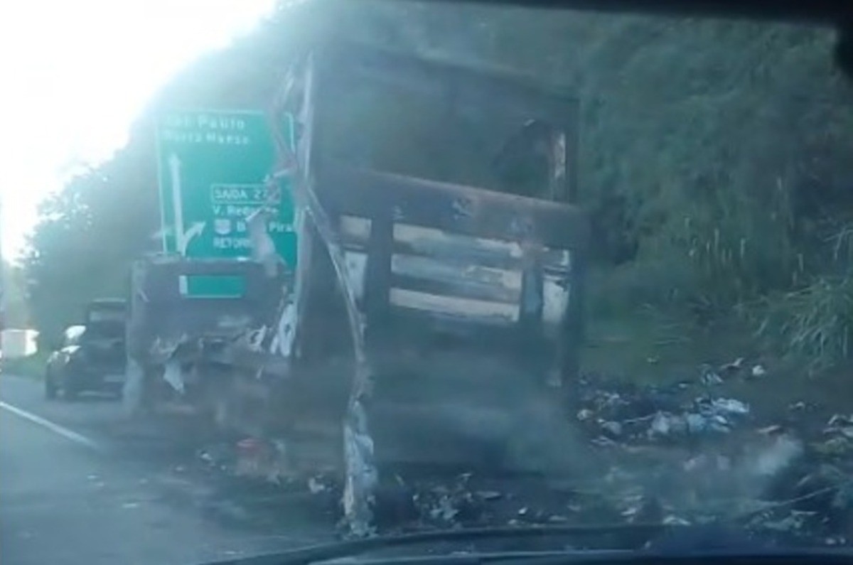Caminhão pega fogo na Via Dutra, em Barra Mansa