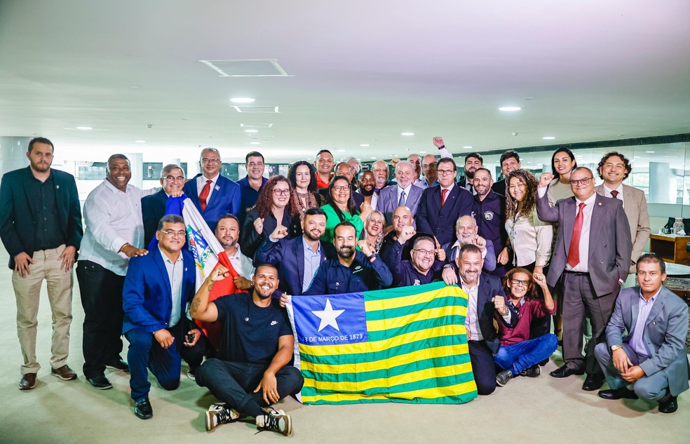 O presidente Lula, ministros e representantes de motoristas de aplicativo — Foto: Ricardo Stuckert/Presidência da República
