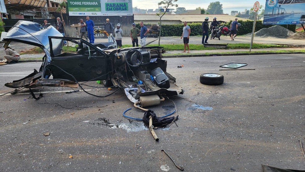 Carro partiu no meio após bater em poste, em Curitiba — Foto: Corpo de bombeiros
