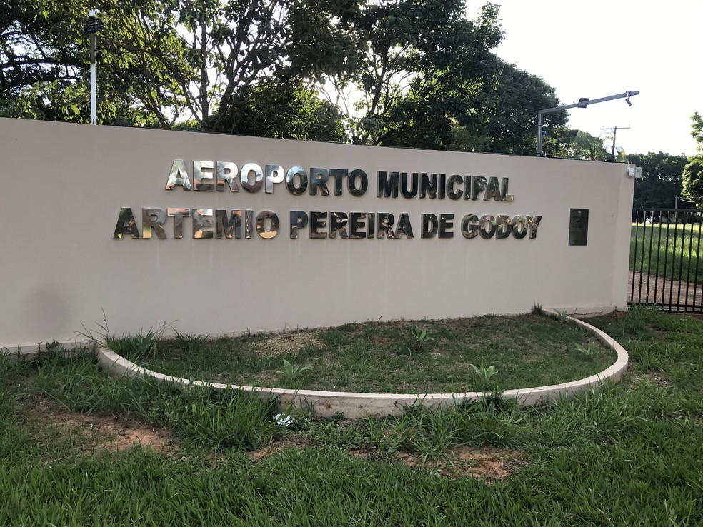 Avião usado pelos empresários Benedito Aparecido da Silva e Ricardo Falarini ficaria no Aeroporto Artêmio Pereira de Godoy, em Presidente Venceslau (SP), durante o fim de semana — Foto: Vinicius Alonso/TV Fronteira