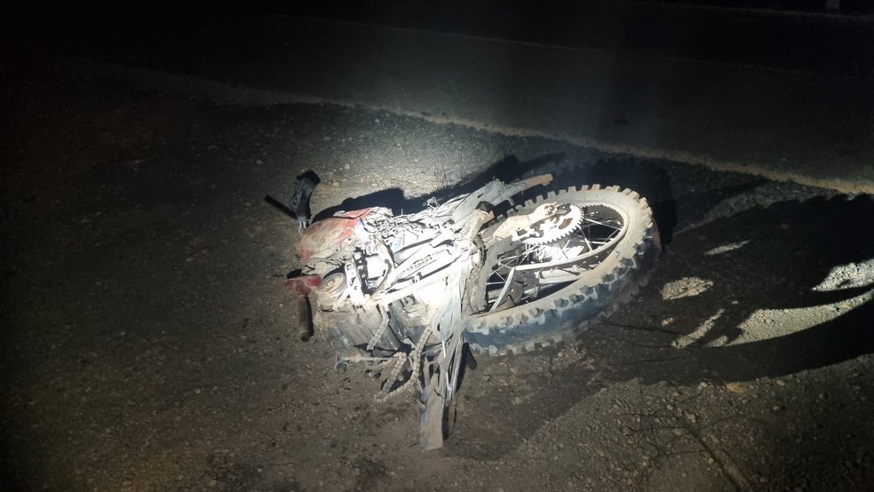 Motociclista morre após moto colidir de frente com caminhonete na BR-135, em São Domingos do Maranhão — Foto: Divulgação/PRF