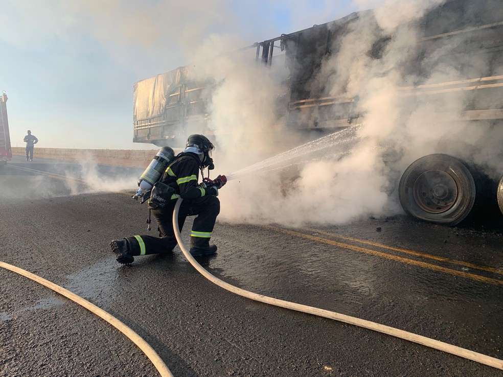 O motorista foi resgatado sem ferimentos — Foto: Corpo de Bombeiros de Mato Grosso