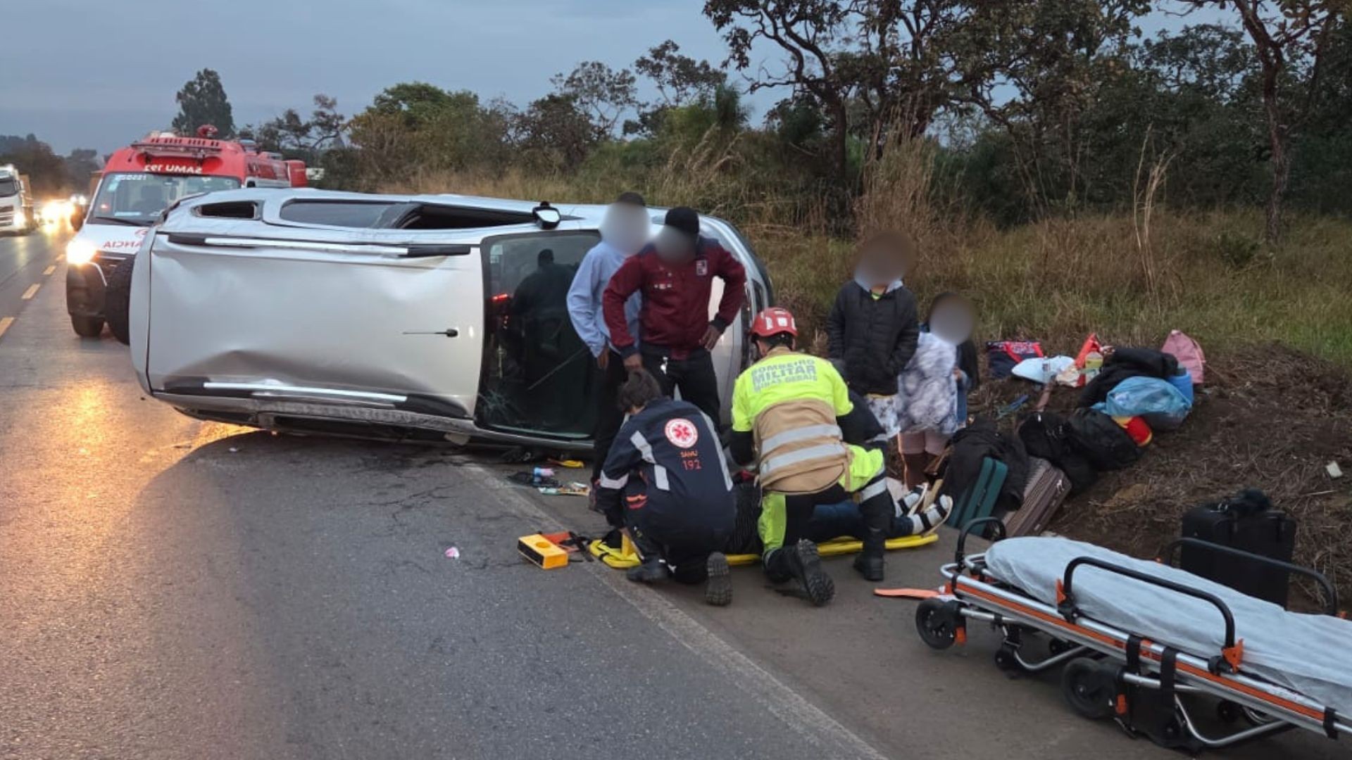 Carro tomba na BR-365 após motorista tentar desviar de cone na pista, diz bombeiros