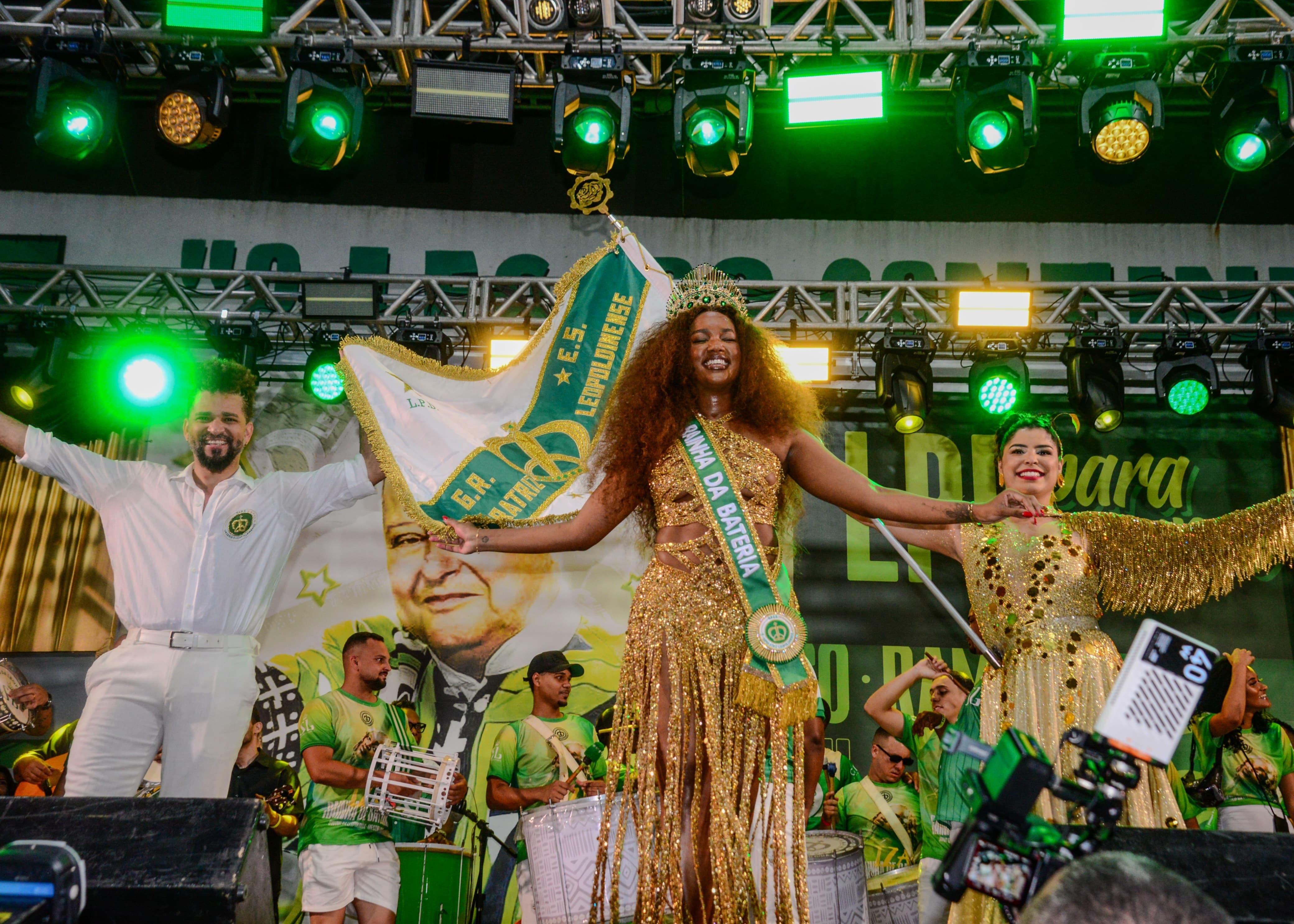 Iza é coroada rainha de bateria da Imperatriz Leopoldinense