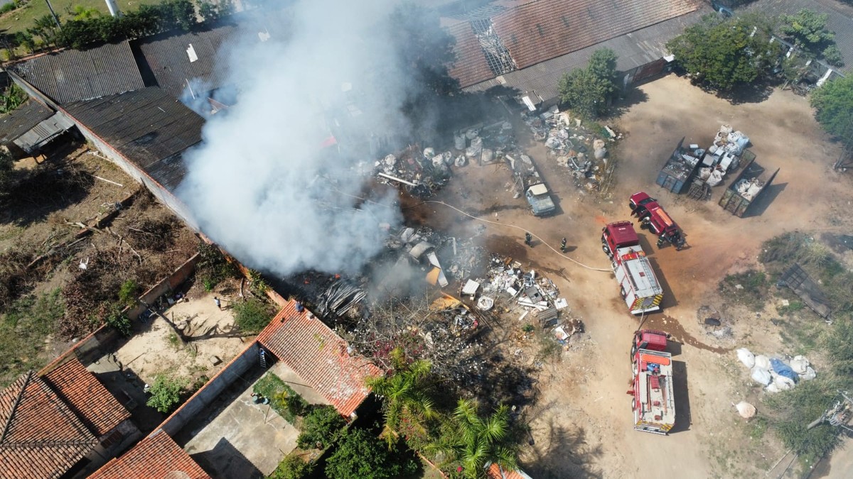 Prefeitura de Elias Fausto interdita área de cooperativa de reciclagem atingida por incêndio