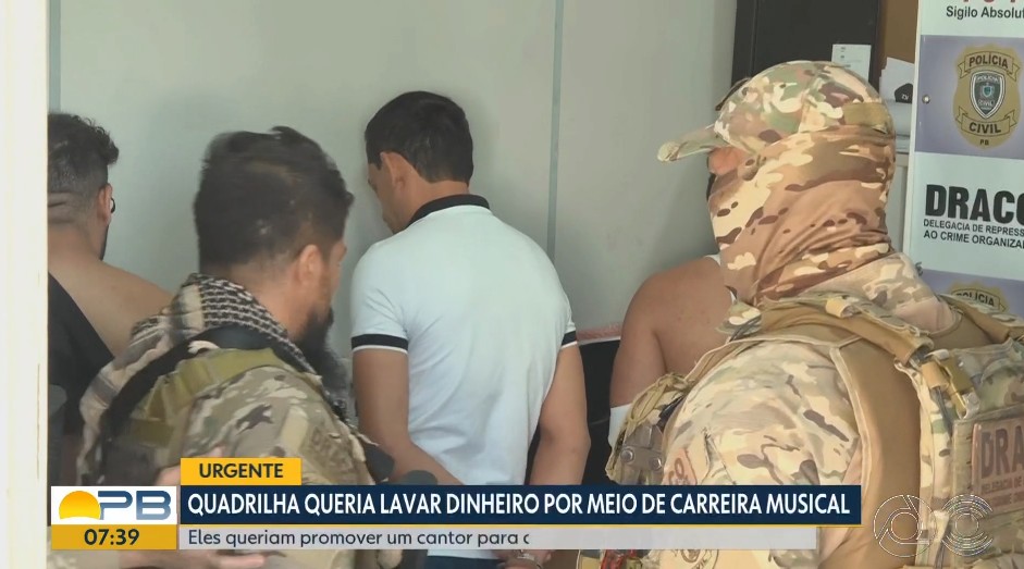 Operação mira grupo suspeito de lavar dinheiro do crime em contratos de shows de cantor, em Campina Grande