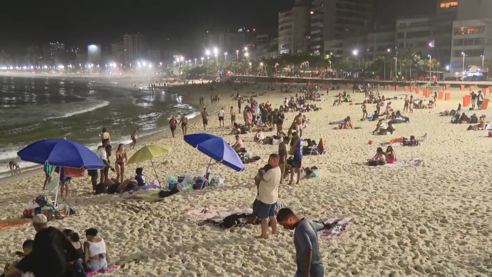 Por conta do forte calor, moradores e turistas passam a noite nas praias do Rio — Foto: Reprodução/TV Globo