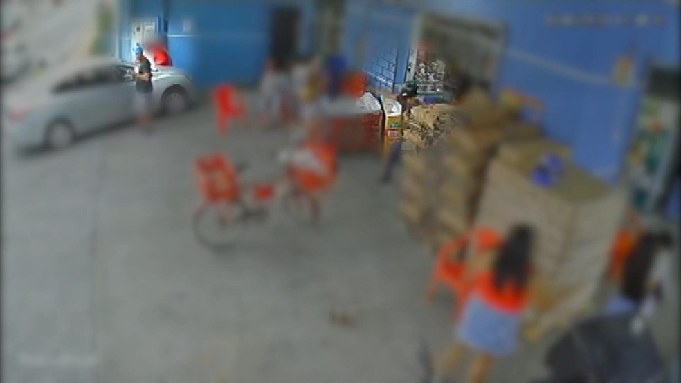 Bala perdida atravessa carro e atinge nuca de mulher que voltava para casa com a família na Grande Curitiba — Foto: Reprodução