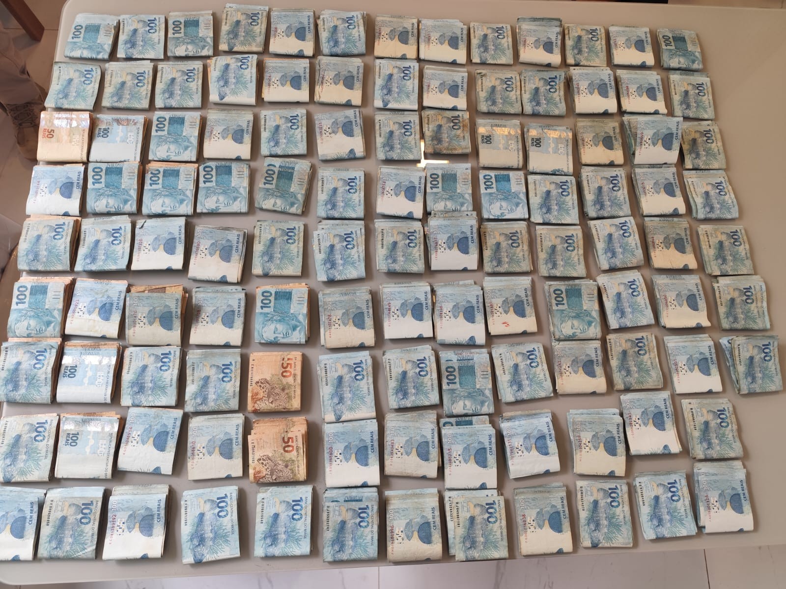 Operação contra grupo criminoso que controlava serviços de internet apreende R$ 173 mil na Bahia