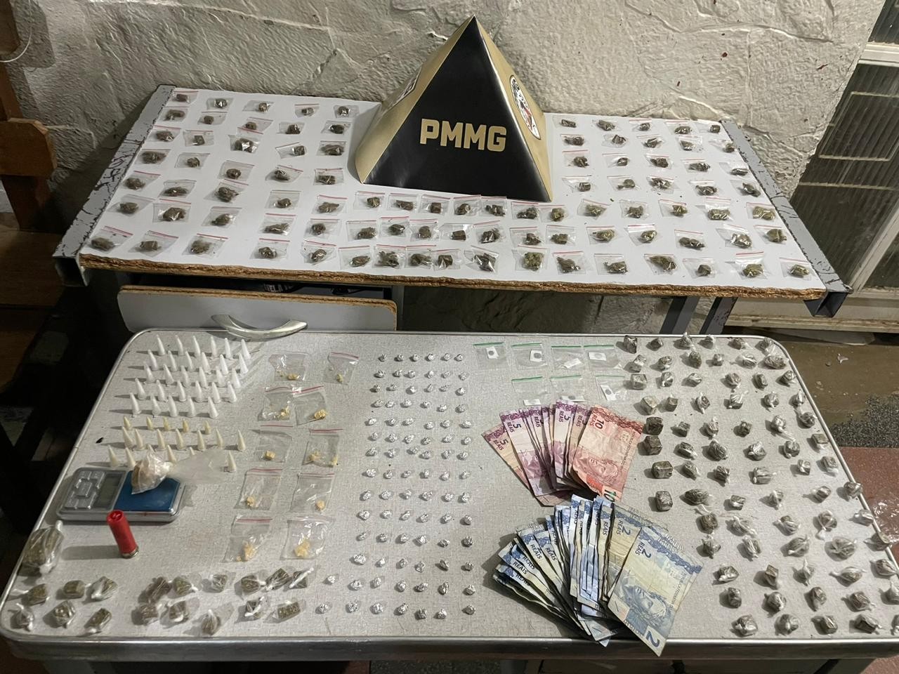 Homem corre, pula em córrego e tenta escalar muro enquanto fugia da PM, mas é preso em MG