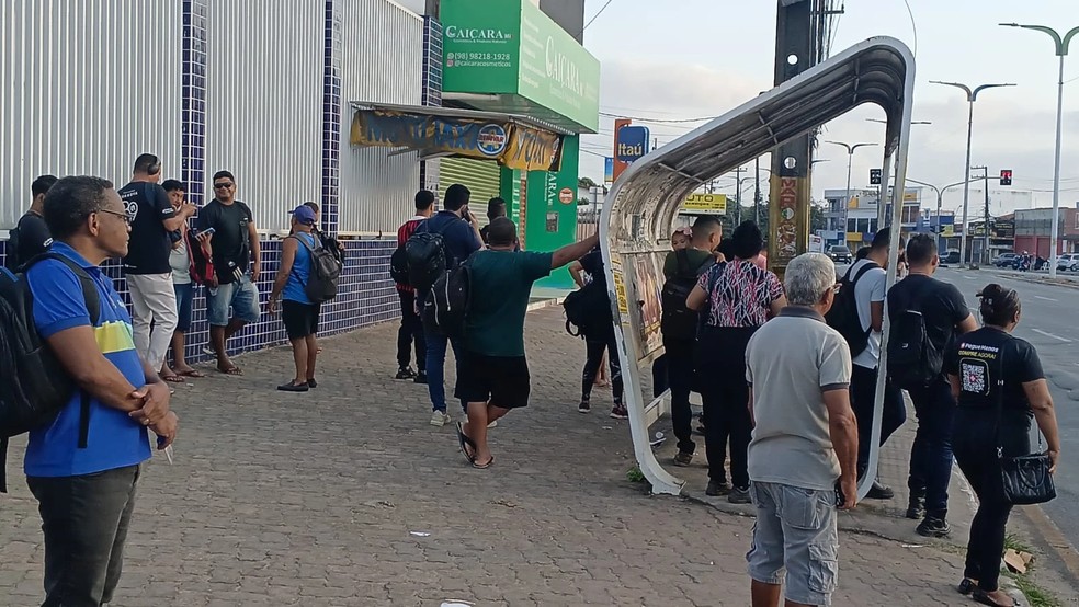 Greve dos motoristas de ônibus em duas empresas afeta moradores em São Luís — Foto: Juvêncio Martins/TV Mirante