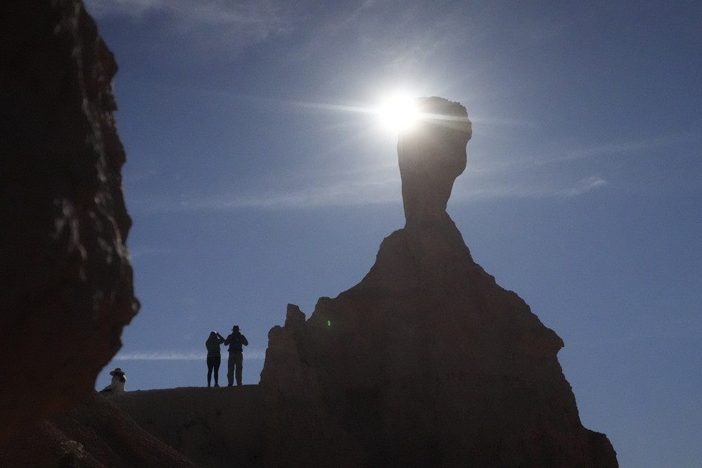 Público acompanha o eclipse no Bryce Canyon National Park, em Utah, nos EUA — Foto: Rick Bowmer/AP