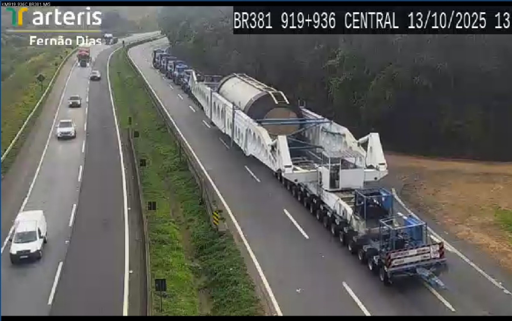 Carga de 850 toneladas e 123 metros segue pela Fernão Dias e deve deixar o Sul de Minas até o dia 20