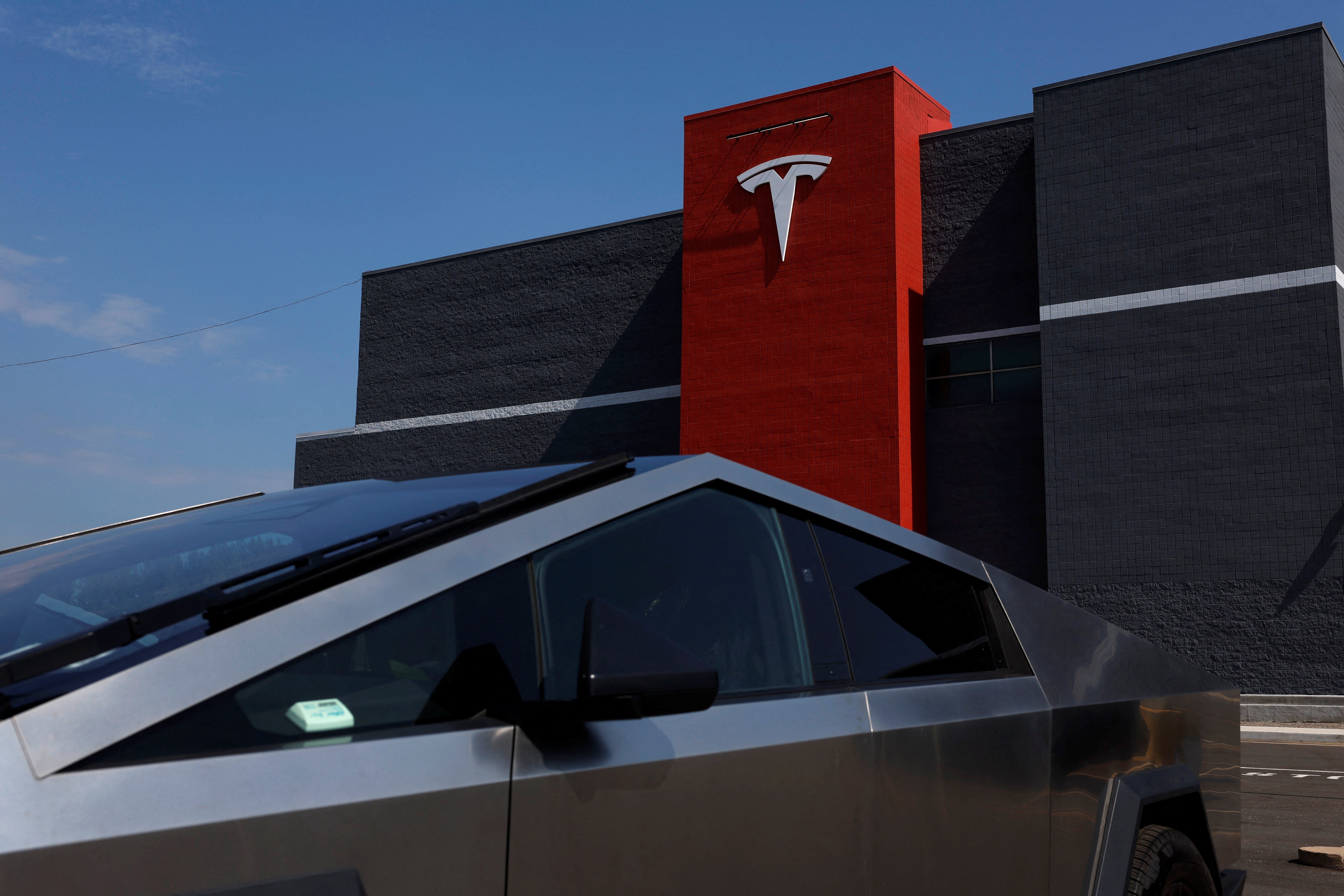 Tesla sobe 5% após superar previsão de entregas, e fortuna de Elon Musk encosta em US$ 1 trilhão