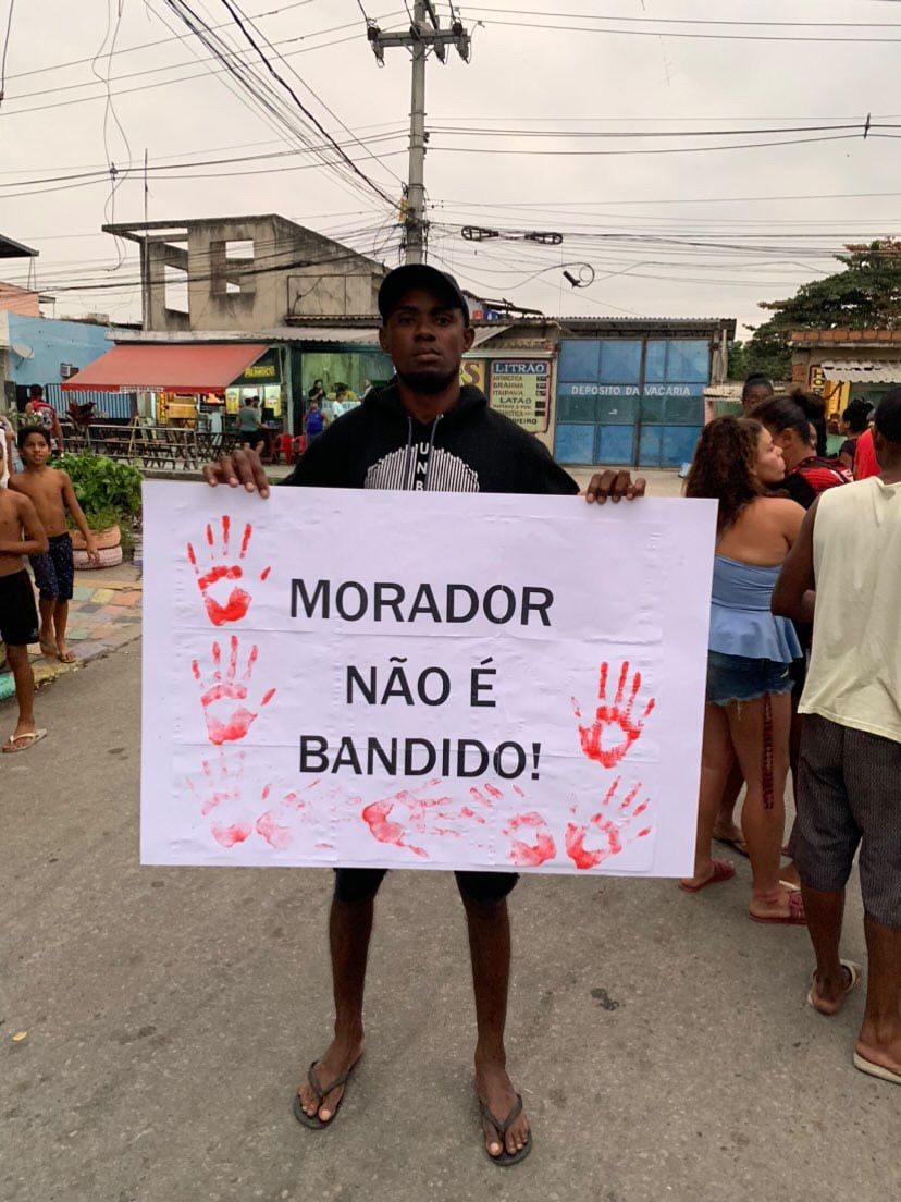 Manifestantes protestam na Av. Brasil, em Barros Filho