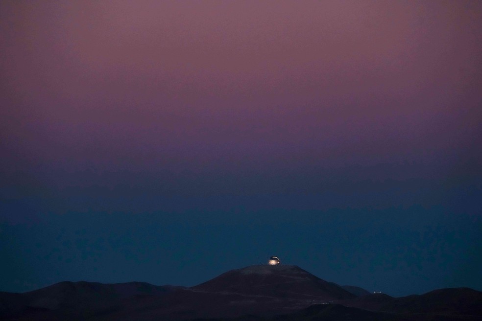 O Telescópio Extremamente Grande (ELT), em construção pelo Observatório Europeu do Sul, pontilha o horizonte no Deserto do Atacama — Foto: AP/Esteban Felix