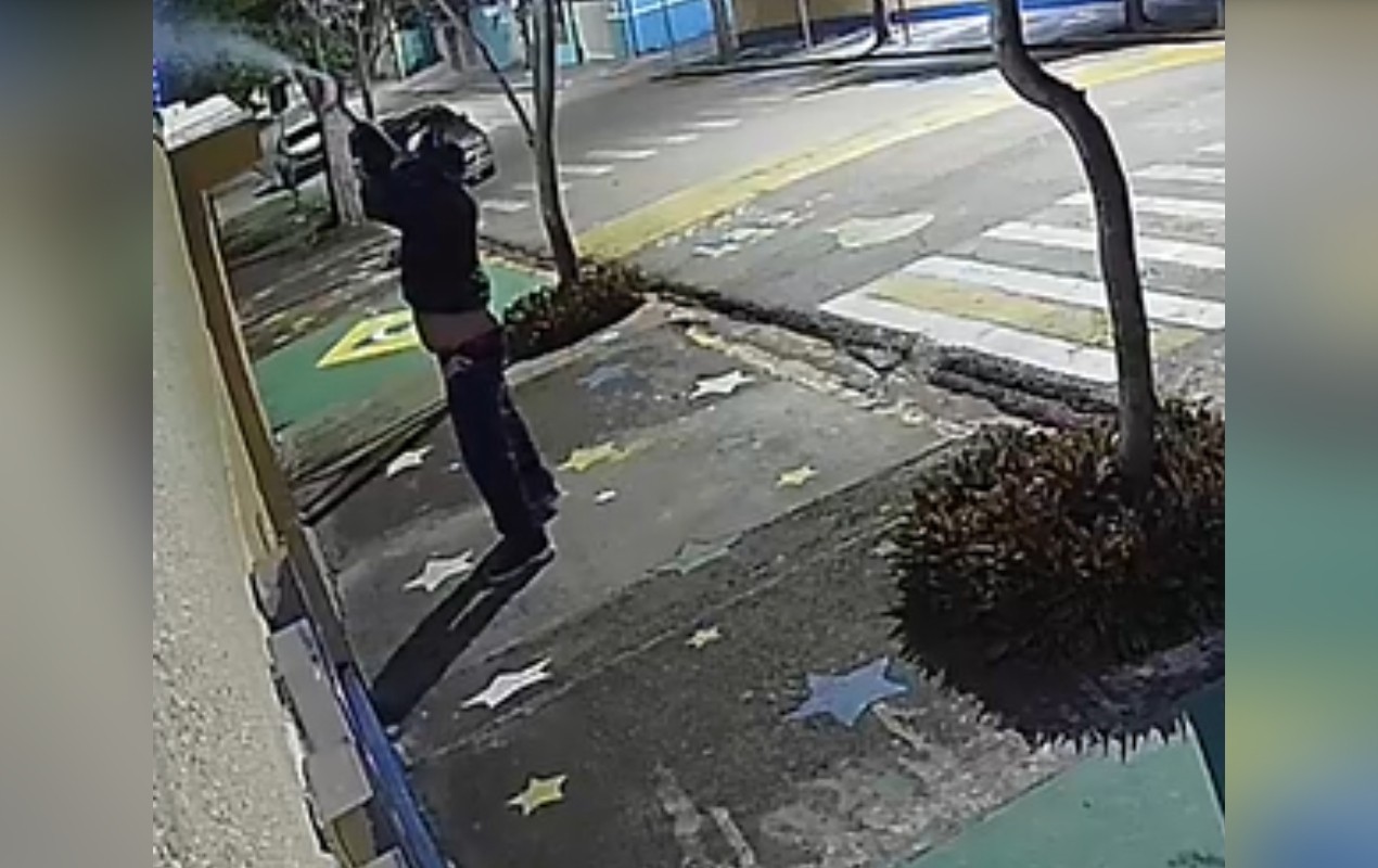 Vídeo mostra homem disparando gás de pimenta contra estudantes após se irritar com barulho de acampamento escolar no interior de SP