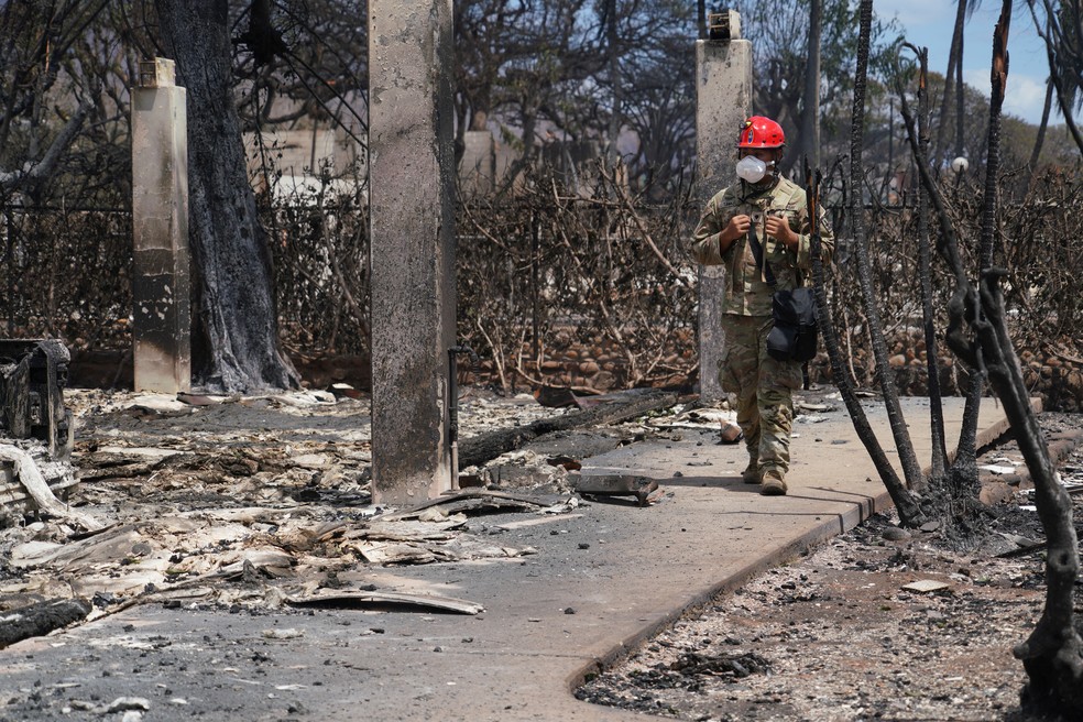 Membros da Guarda Nacional do Havaí auxiliam funcionários do condado e do estado de Maui nos esforços de busca e recuperação após incêndios florestais devastarem a cidade histórica de Lahaina — Foto: Guarda Nacional dos EUA/sargento mestre Andrew Jackson/Folheto via Reuters