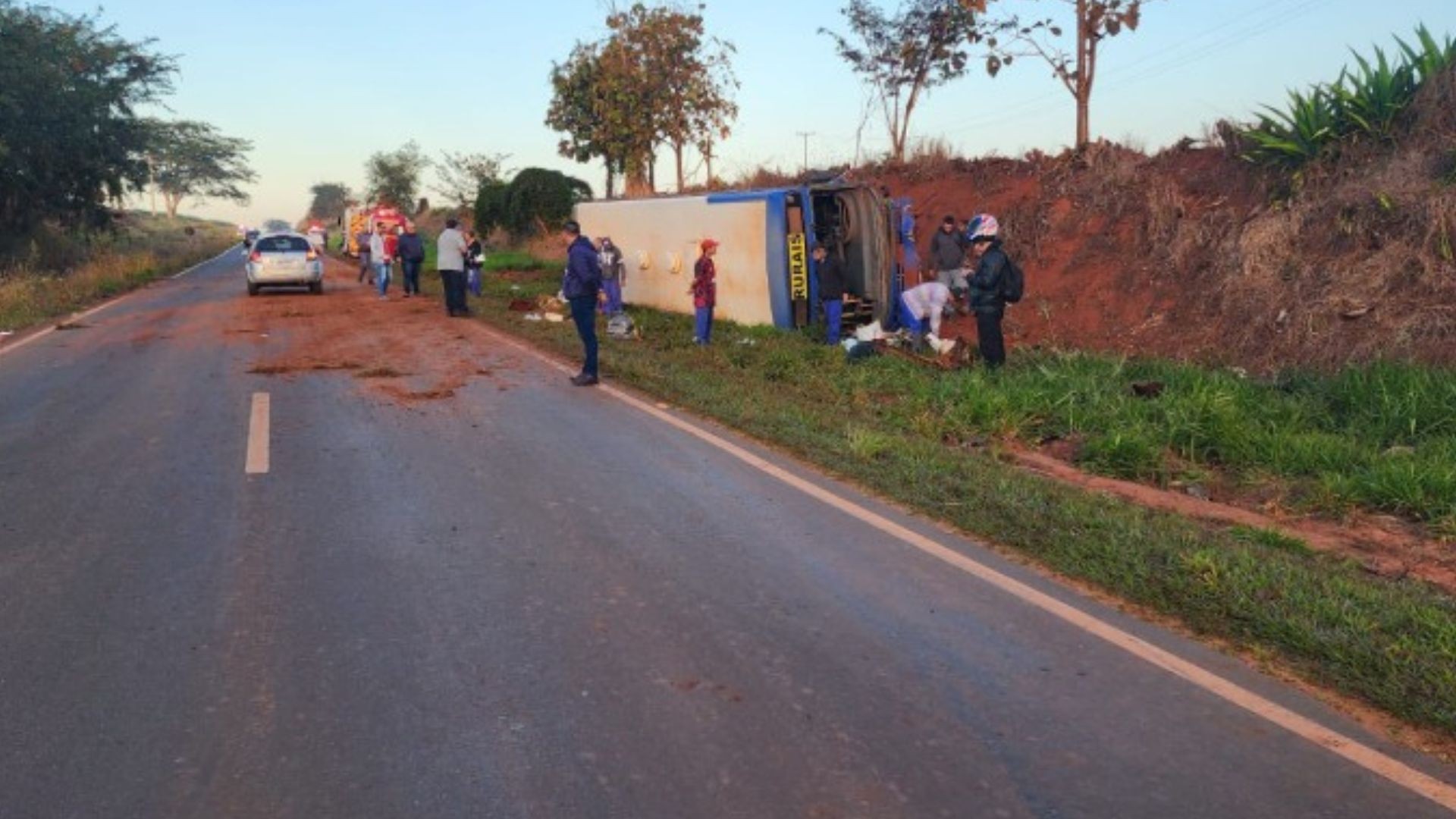 Motorista morre após colisão entre carro e ônibus com trabalhadores rurais em Colina, SP