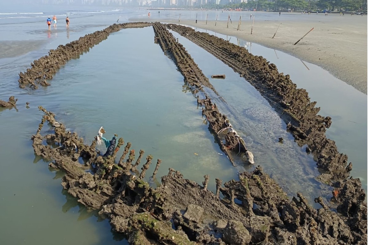 Mar recua no litoral de SP e volta mostrar detalhes dos destroços de navio encalhado há 130 anos; veja