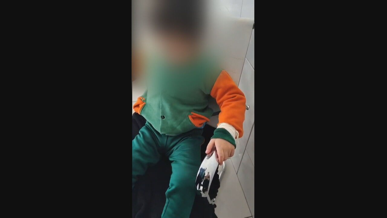 Criança autista de 4 anos é encontrada amarrada em banheiro de escola; funcionária é indiciada por tortura