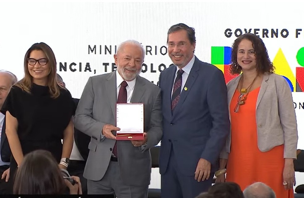 Lula entrega condecoração ao presidente da ABL, Merval Pereira — Foto: Reprodução/TV BrasilGov