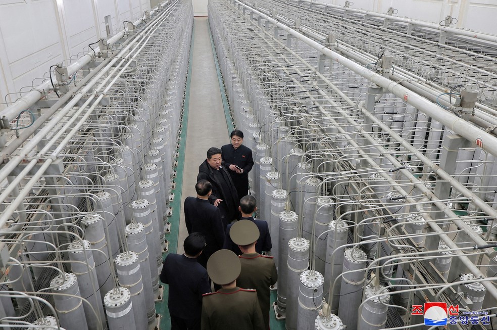 O líder da Coreia do Norte, Kim Jong-un, visita uma base de produção de material nuclear e um instituto de armas nucleares em janeiro de 2025. — Foto: KCNA via Reuters