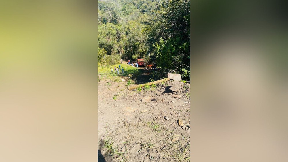Trator capota em ladeira de 50 metros e mata trabalhador rural em Abadia dos Dourados