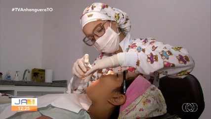 Especialista explica como tratar o mau hálito, condição que afeta 30% dos brasileiros