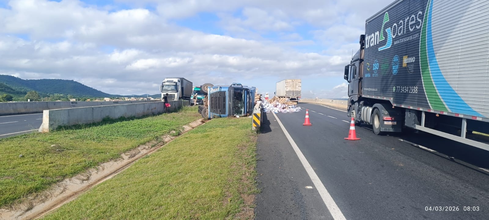 Carreta carregada com livros didáticos tomba no Anel Viário Leste, em Montes Claros