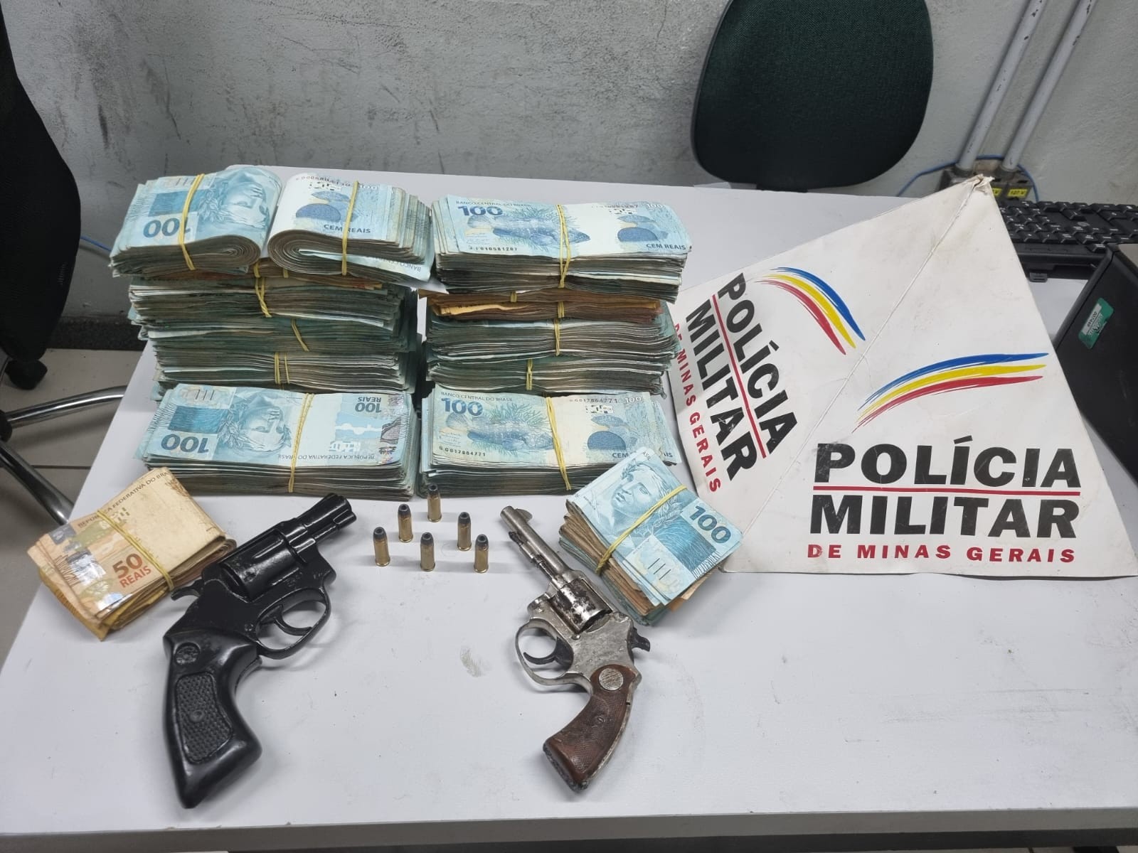 Jovem é preso com armas e mais de R$ 230 mil enterrados no quintal de casa em Ipatinga