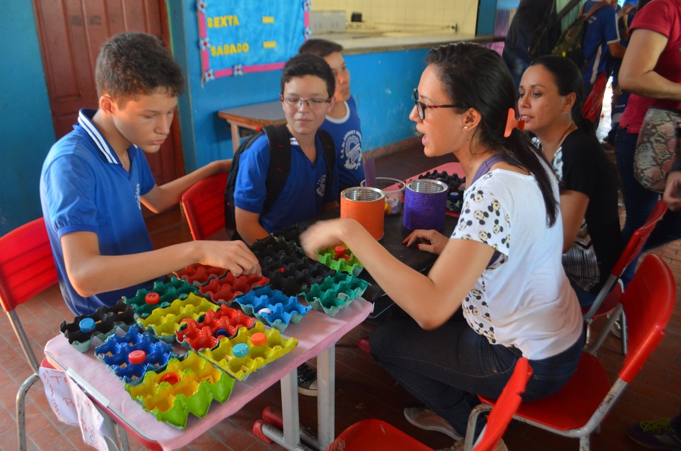 Alunas criam jogos pedagógicos a partir de materiais recicláveis