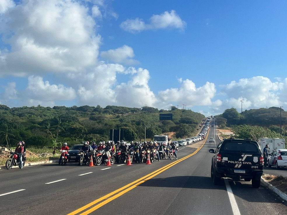 O trânsito ficou comprometido para os veículos que saíam do litoral Norte, sendo liberado por volta das 8h. — Foto: Foto: Vinicius Marinho/Inter TV Cabugi
