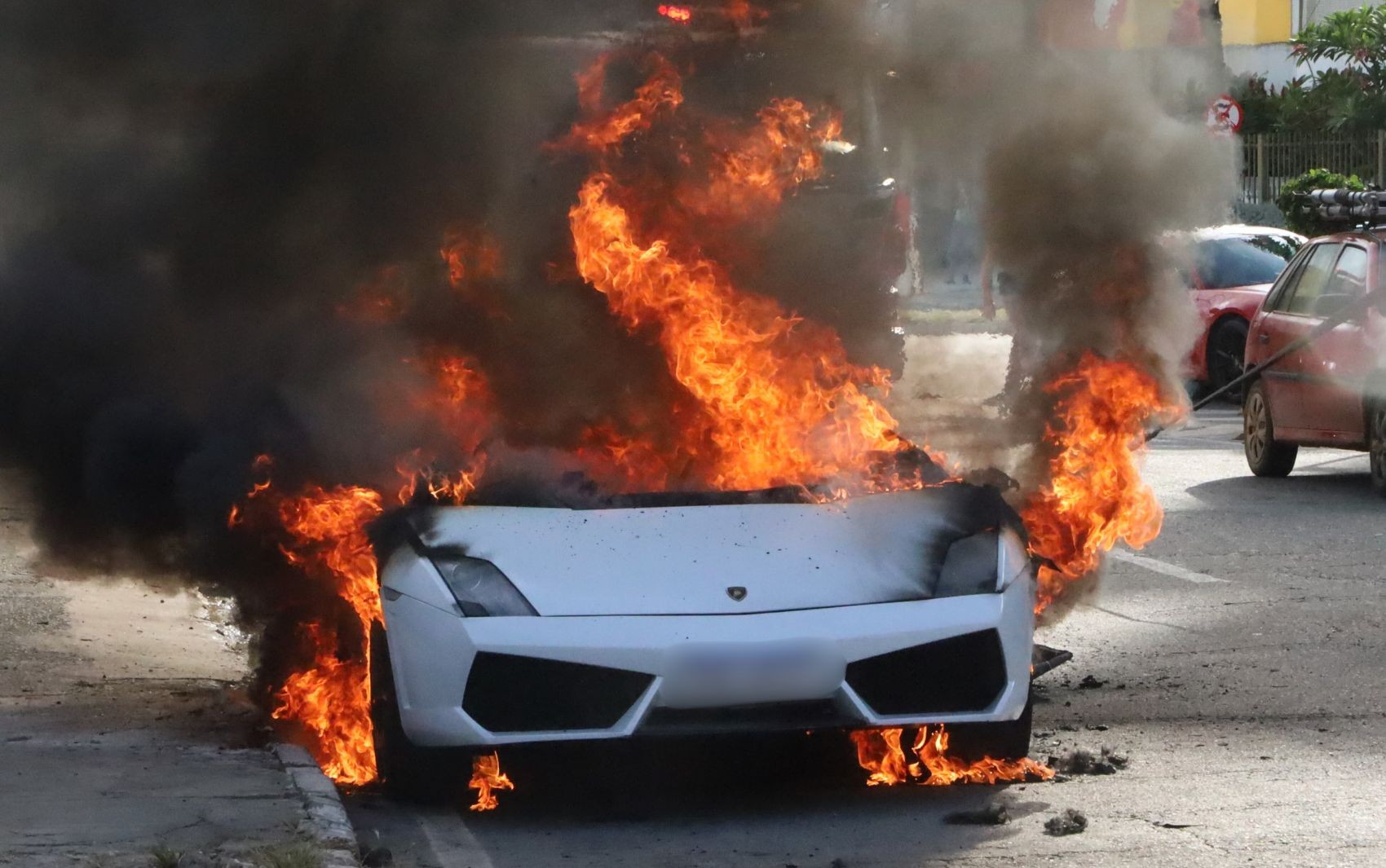 Lamborghini avaliada em mais de R$ 1 milhão é destruída após pegar fogo em rua de Goiânia; vídeo 