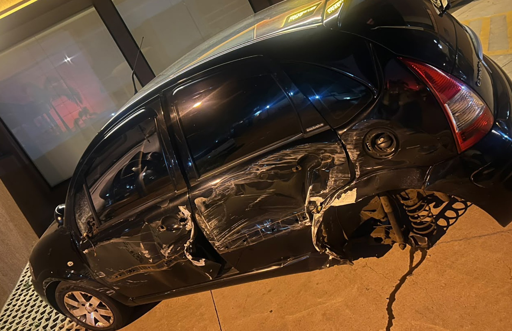 Carro parado na rua fica destruído após ser atingido por ônibus do transporte público em Ribeirão Preto, SP; vídeo