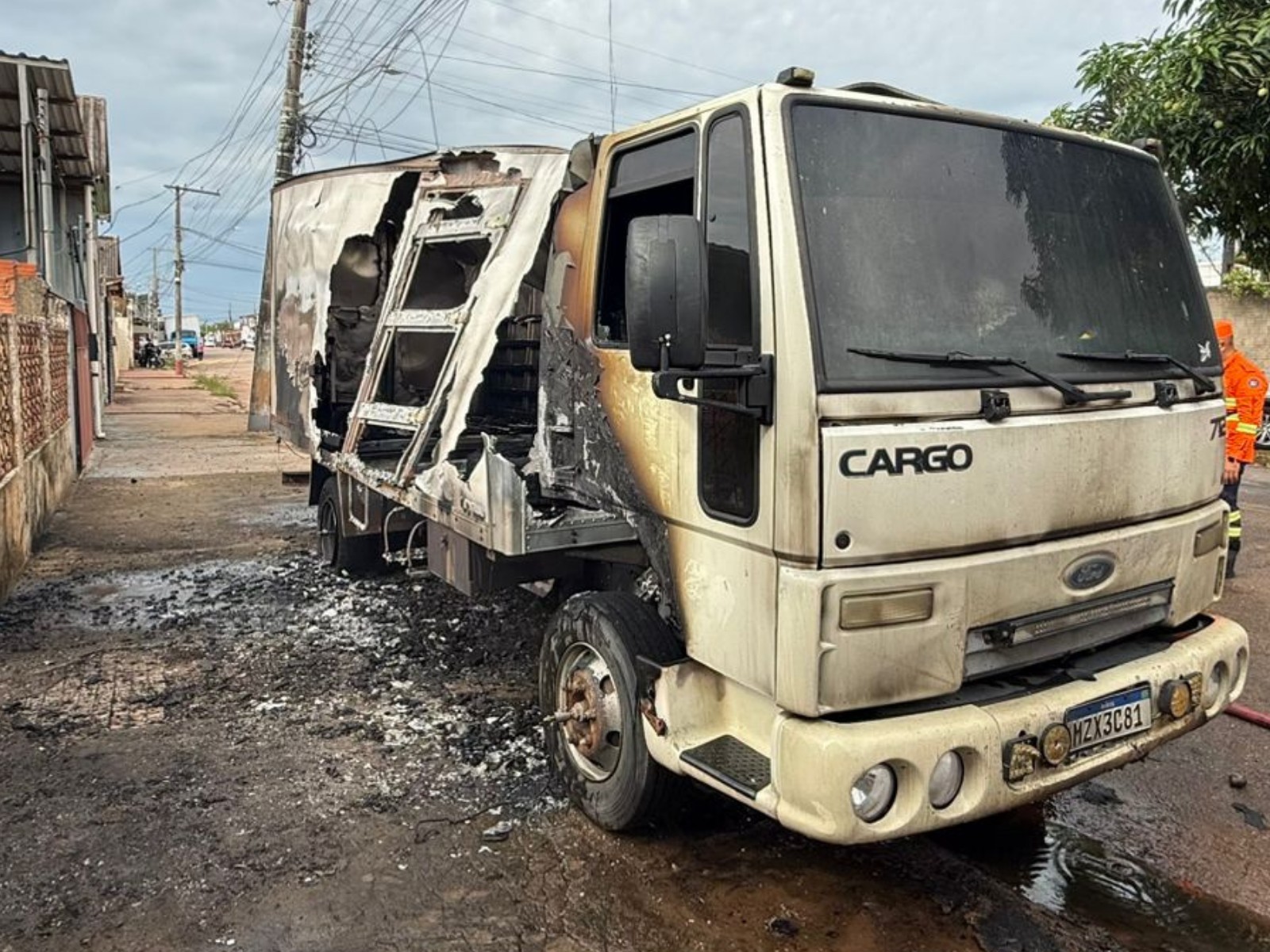 Caminhão pega fogo e fica destruído em rua de Rio Branco