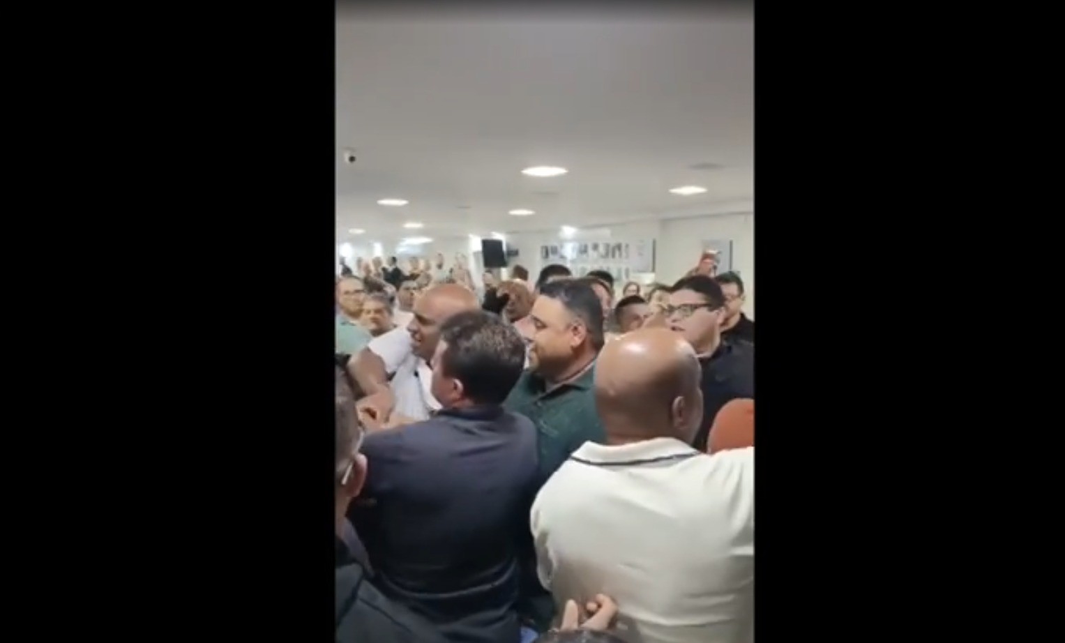 Ex-vice-prefeito e advogado se envolvem em confusão na Câmara de Arcoverde; VÍDEO