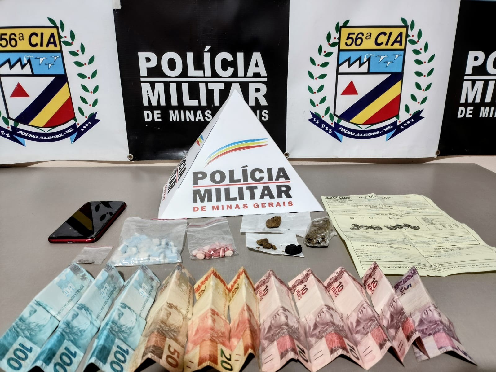 PM apreende maconha, ecstasy, k4 e coletes à prova de balas e prende 3 pessoas em Pouso Alegre 