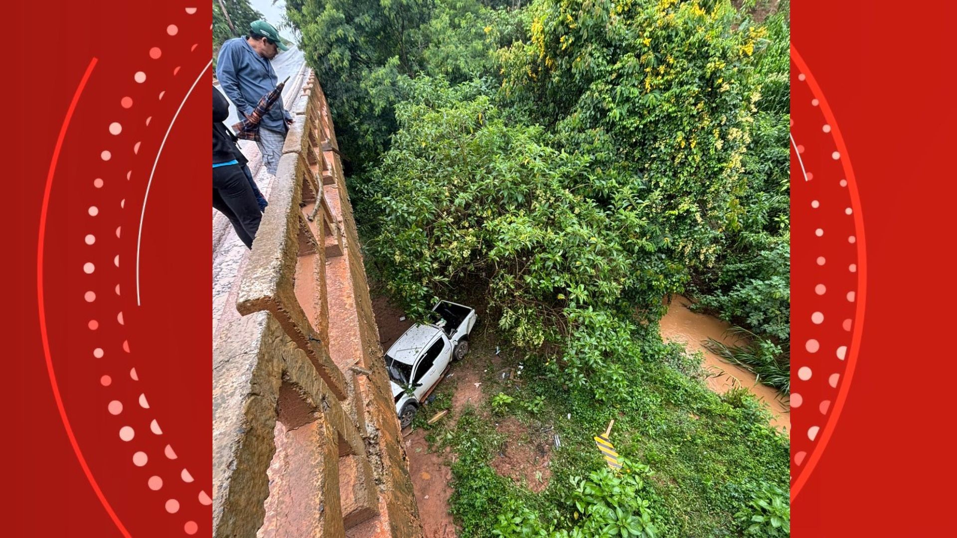 Caminhonete cai de ponte e mulher fica gravemente ferida na BR-262, no ES
