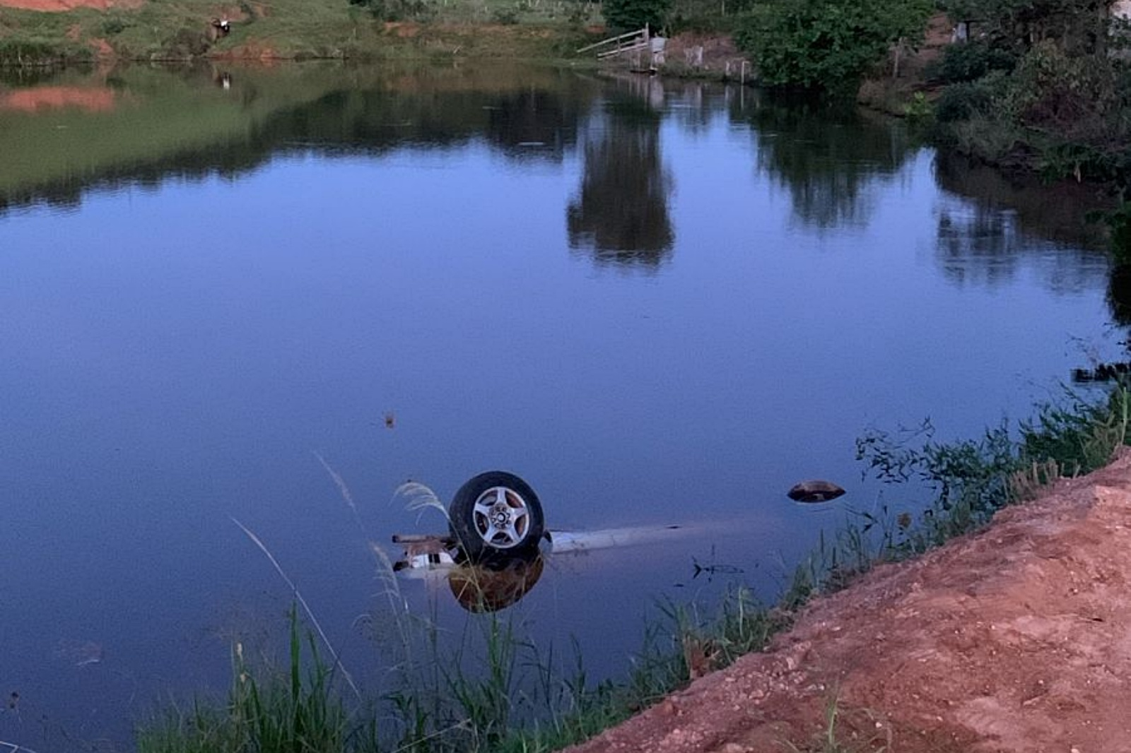 Homem morre após carro cair em açude em Botelhos, MG