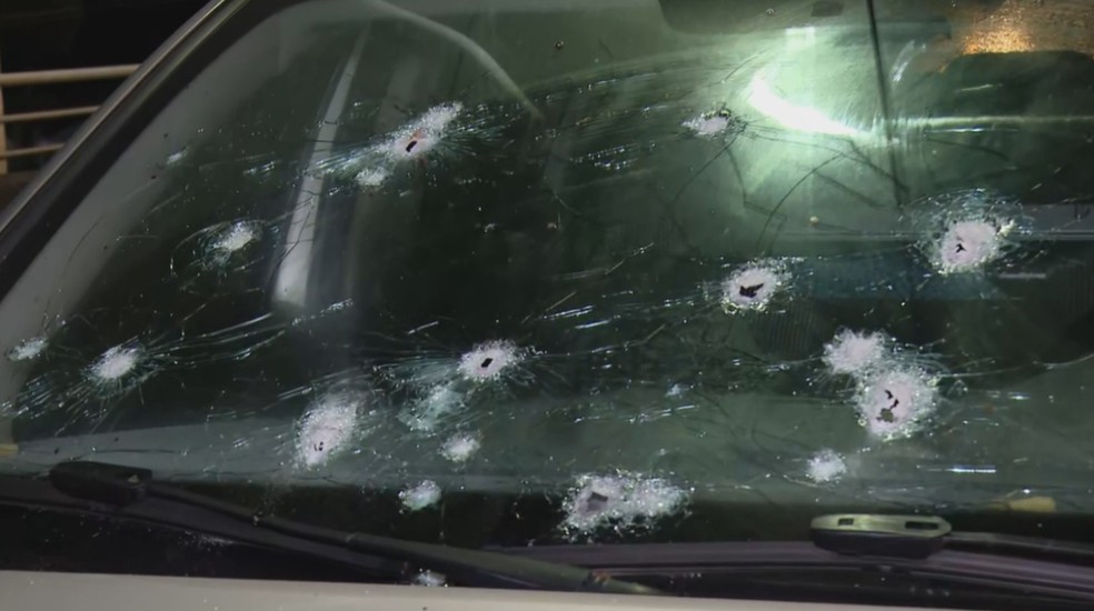 Carro cravejado de balas — Foto: Reprodução/TV Bahia