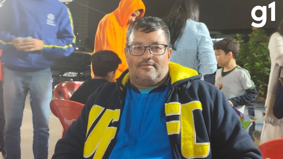 Com os pontos de troca, Anderson Lewis, de 53 anos, já conseguiu completar 12 álbuns na última troca em MT — Foto: Abder Khan