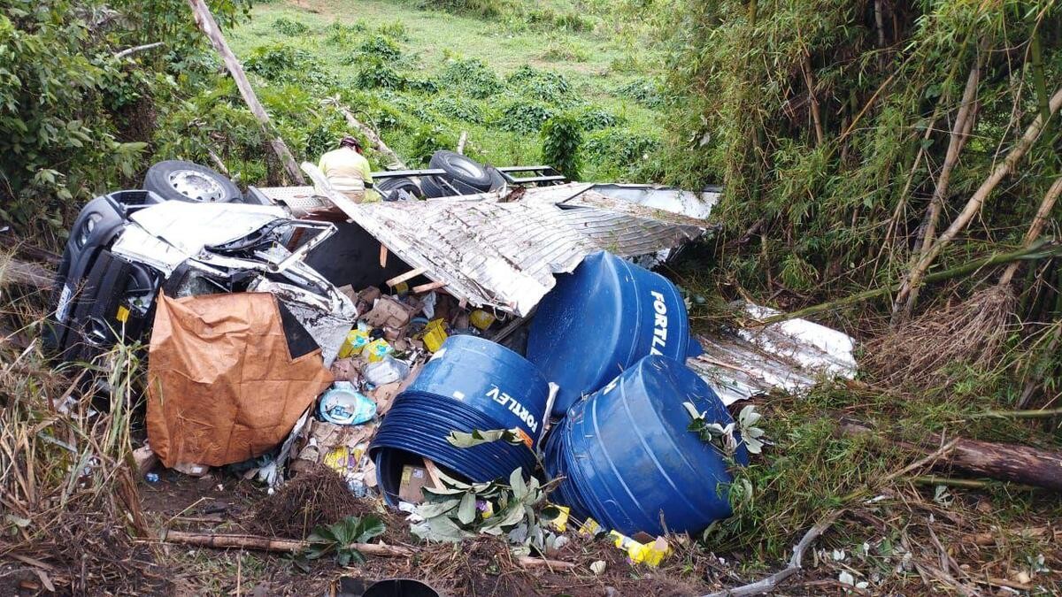 Motorista morre preso às ferragens após caminhão tombar em curva da MG-353