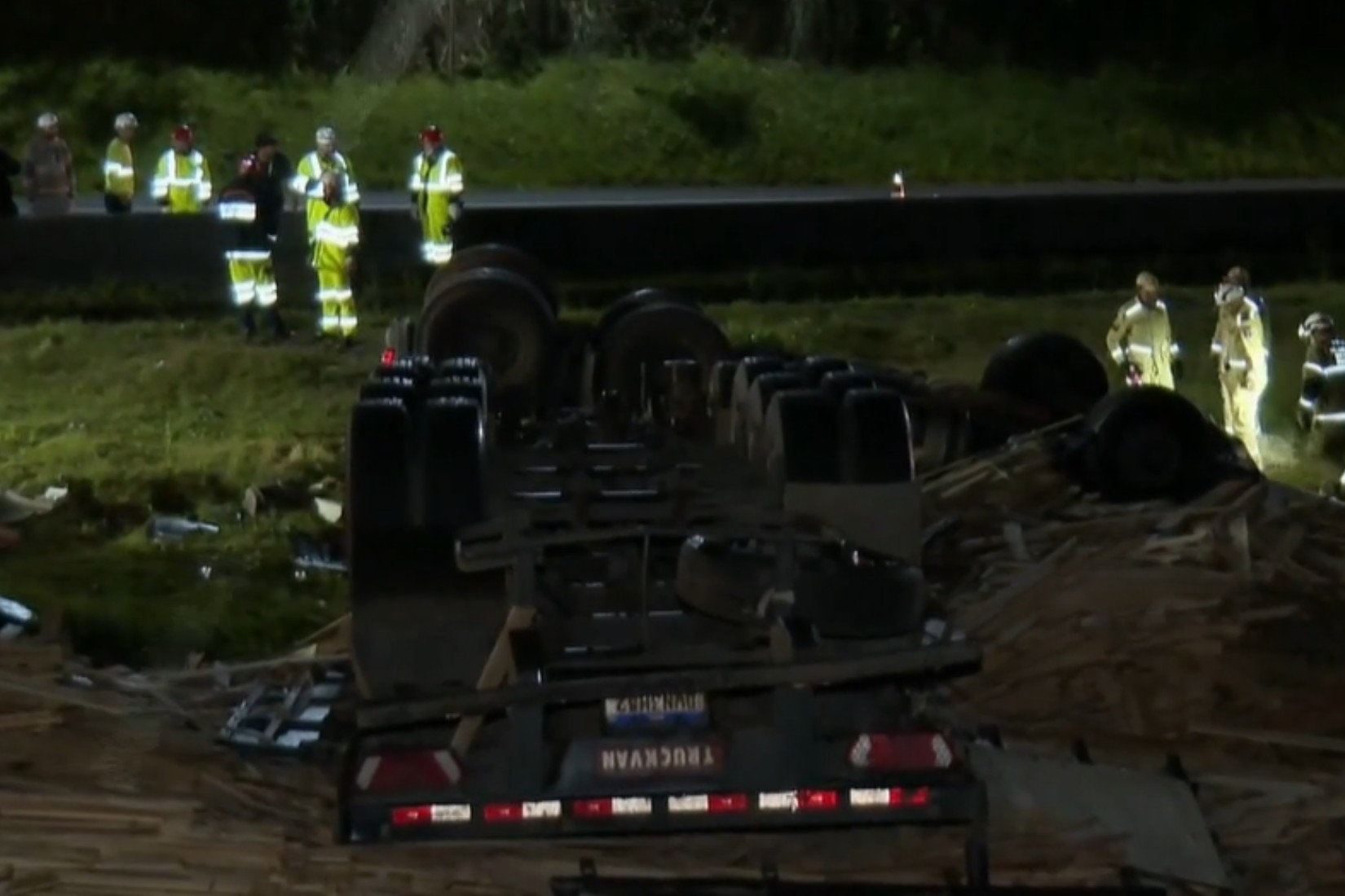 Caminhão tomba na Grande Curitiba, moradores chegam para ajudar e encontram motorista consciente, mas ele morre preso às ferragens