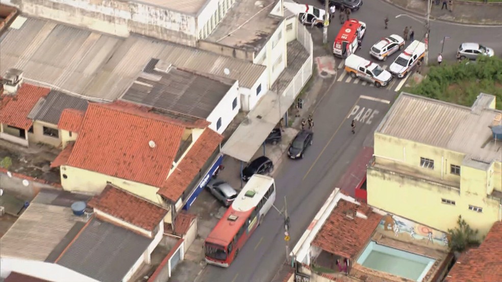 Viaturas da PM e da Guarda Municipal e uma ambulância do Samu estão empenhadas na ocorrência — Foto: Reprodução/TV Globo