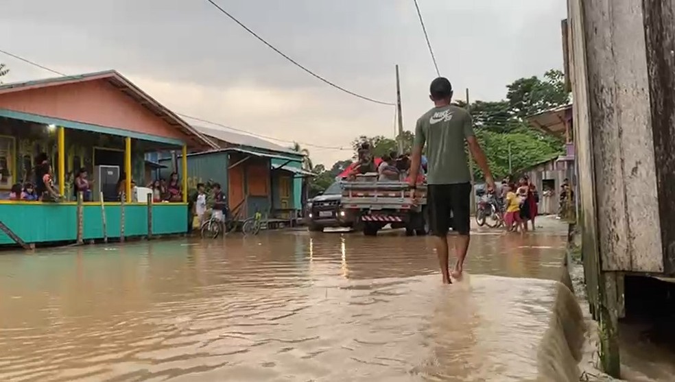 Rio Tarauacá transborda em Jordão — Foto: Kézio Araújo