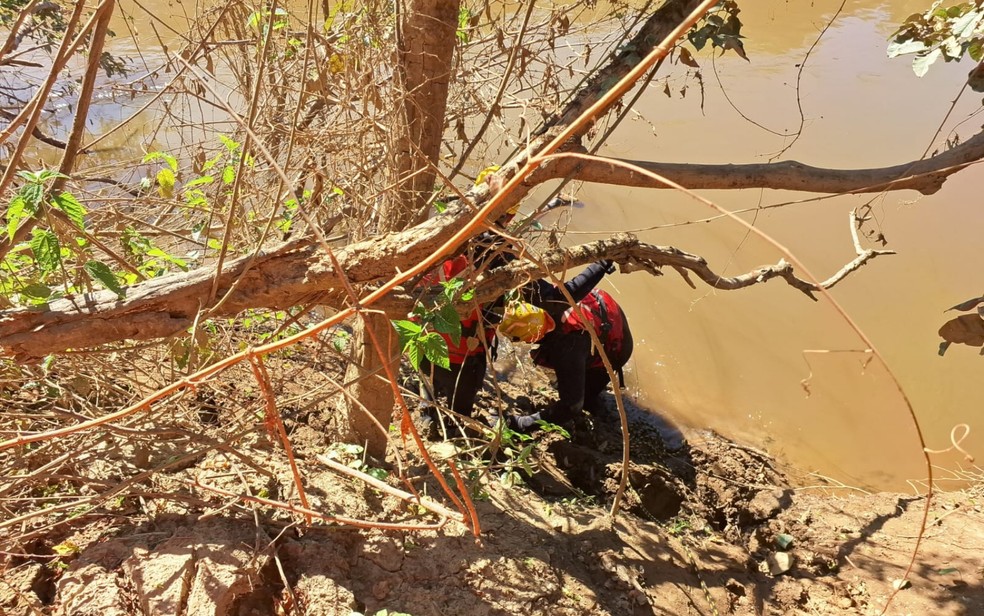 Corpo de homem de 39 anos é resgatado do Rio Verde pelos bombeiros em São Lourenço — Foto: Corpo de Bombeiros