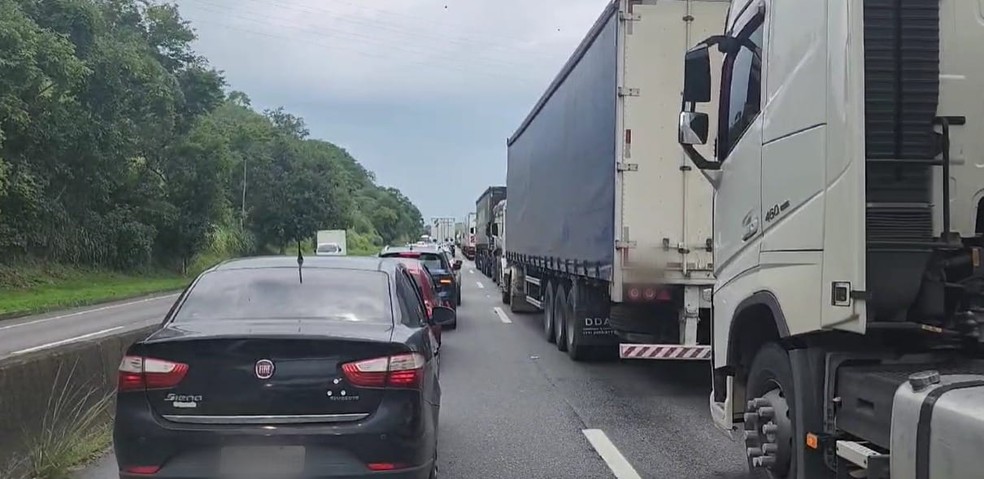 Congestionamento na Via Dutra por conta de tombamento na Serra das Araras chegou ao km 256 — Foto: Flávia Palmerini/TV Rio Sul