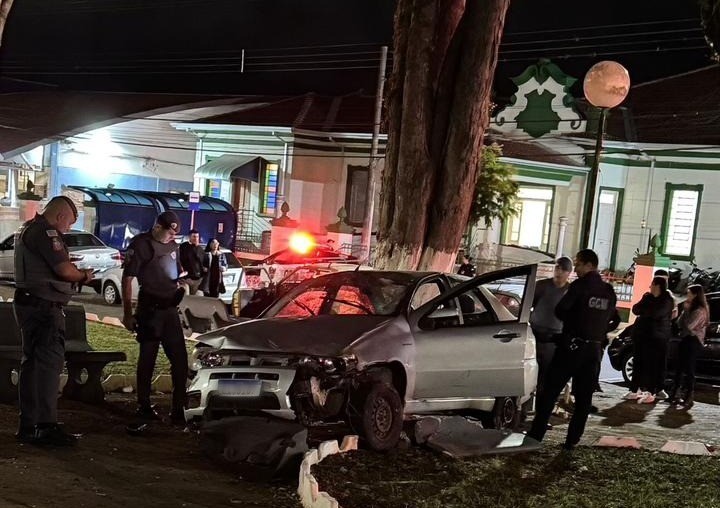 Carro desgovernado invade praça em Itapetininga